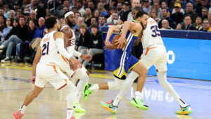 Read more about the article Watch Steph torch KD with around-the-back buzzer-beater in Dubs-Suns