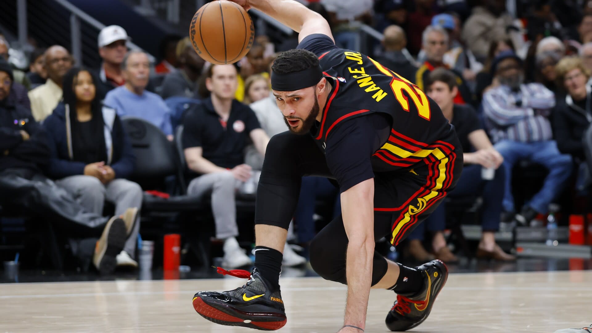 You are currently viewing Hawk’s center Larry Nance Jr. to undergo hand surgery, likely out around a month