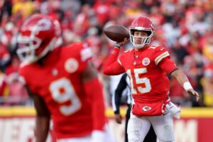 Read more about the article Patrick Mahomes becomes fastest QB ever to 300 TDs but NFL players overwhelmingly back Tom Brady in GOAT debate