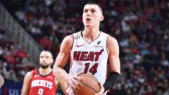 Read more about the article Herro helps Heat beat Rockets before being ejected