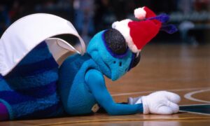 Read more about the article NBA’s Hornets sorry after giving child PS5 before taking it back off camera