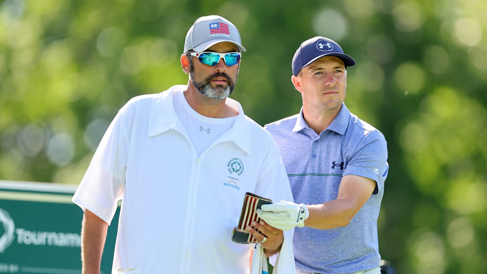 You are currently viewing Jordan Spieth’s caddie jumps on another bag at The Sentry