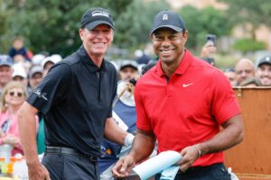 Read more about the article Steve Stricker and daughter Izzi catch up with Tiger Woods in fun moment ahead of 2024 PNC Championship