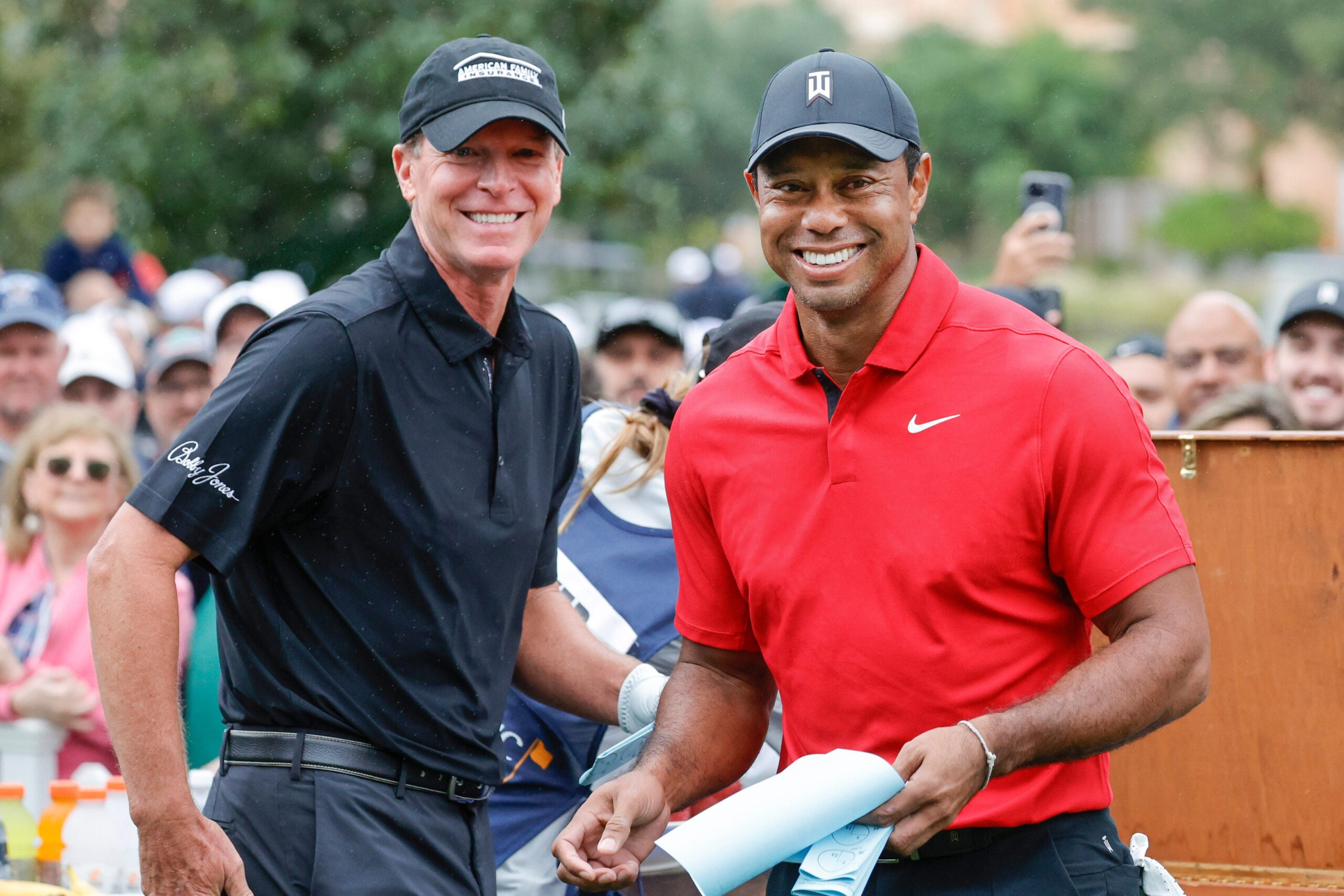 You are currently viewing Steve Stricker and daughter Izzi catch up with Tiger Woods in fun moment ahead of 2024 PNC Championship