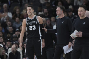 Read more about the article Spurs’ Zach Collins fined $35,000 for flipping off officials following ejection in Sacramento