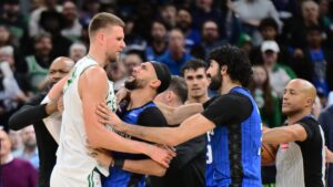 Read more about the article WATCH: Porzingis gets into it with Suggs, Bitadze in C’s-Magic