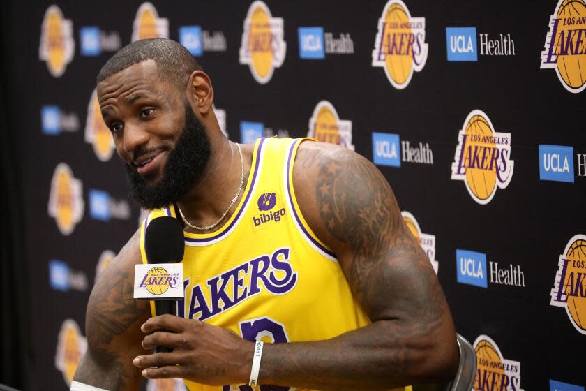 You are currently viewing LeBron James says he could — but won’t — play at a high level for 5-7 more years