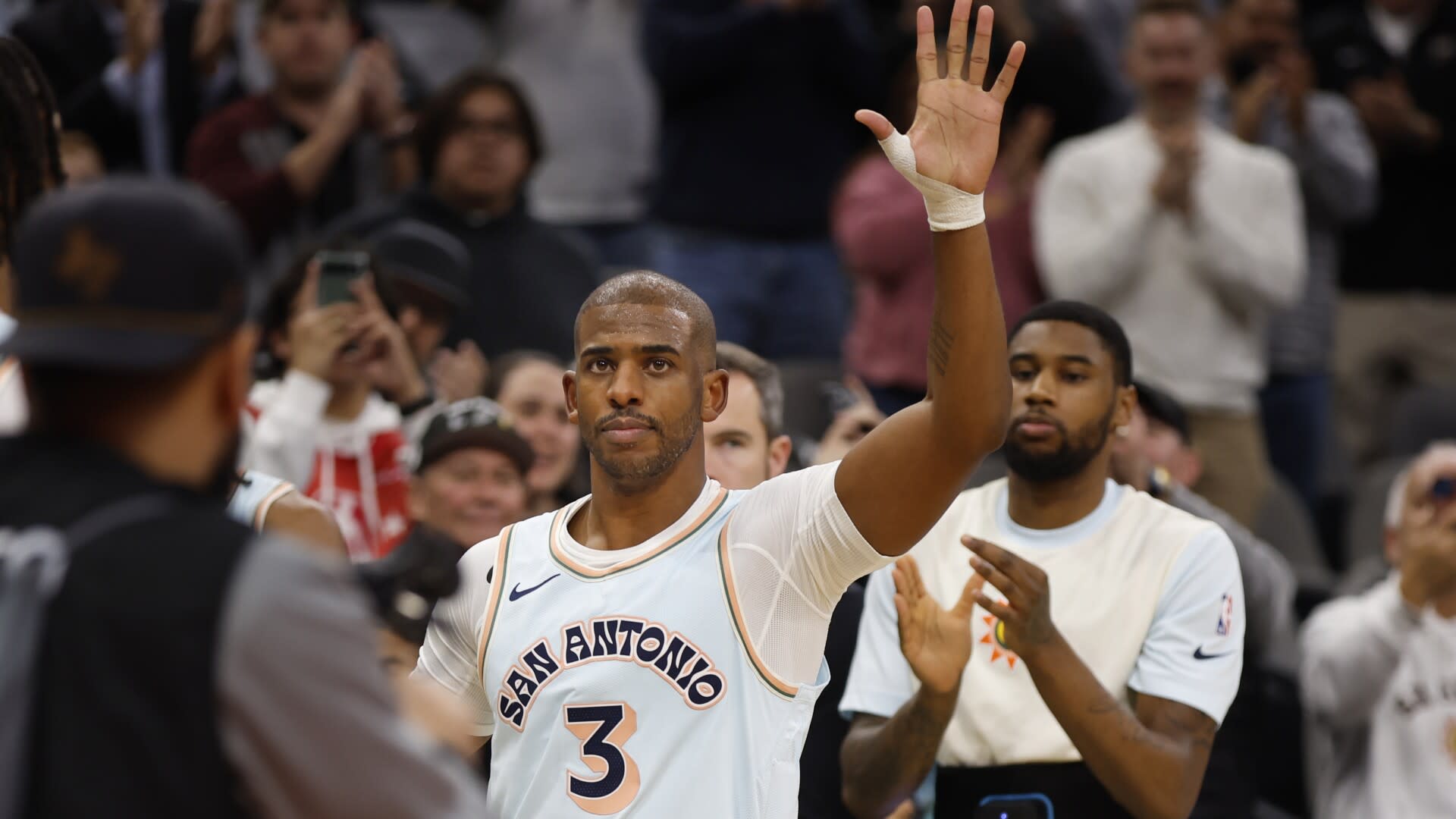 You are currently viewing Watch Chris Paul’s emotional locker room speech to teammates after moving to No. 2 all-time in assists