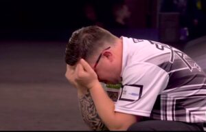 Read more about the article Emotional Robert Owen salvages Tour Card hopes with stunning upset at PDC World Championship