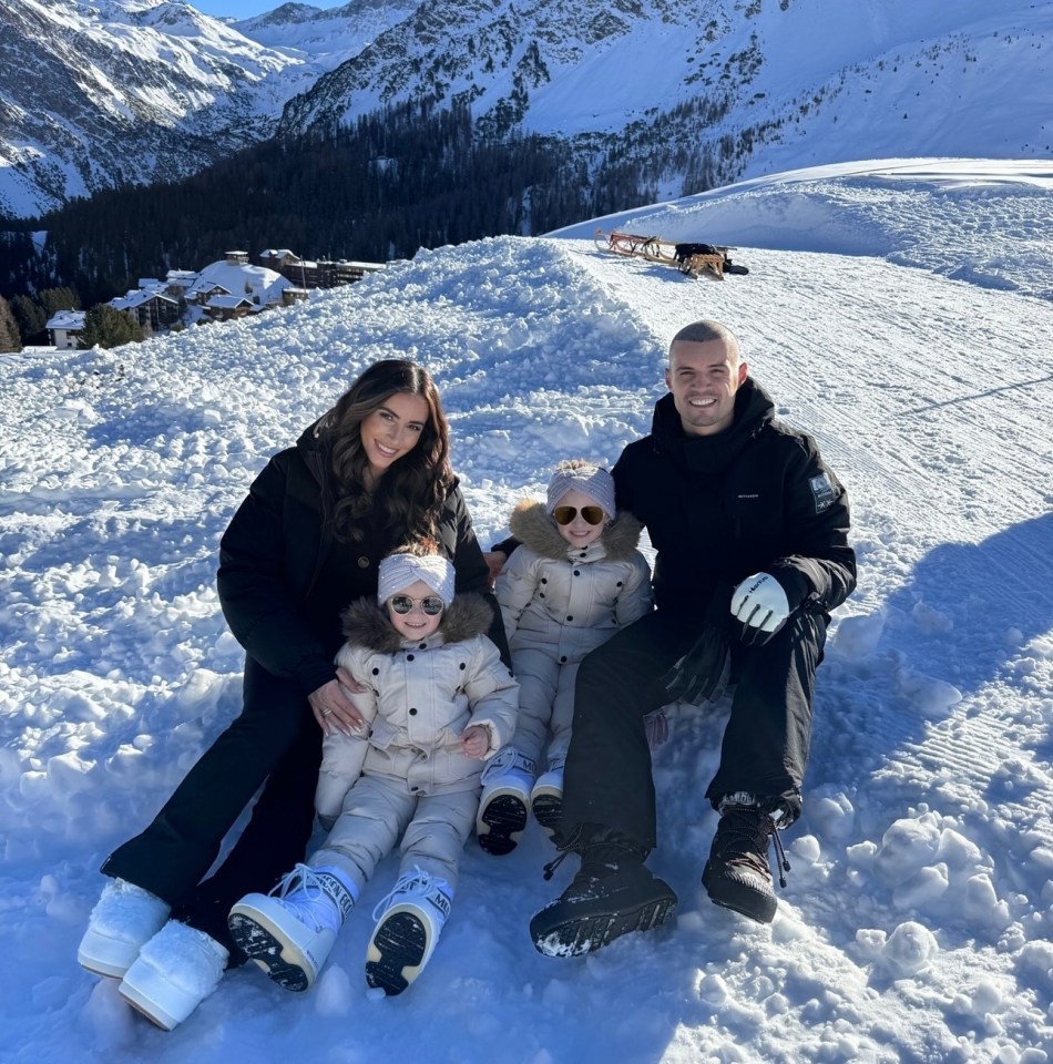 You are currently viewing Former Arsenal star almost unrecognisable as he shows off dramatic new look on skiing holiday during winter break