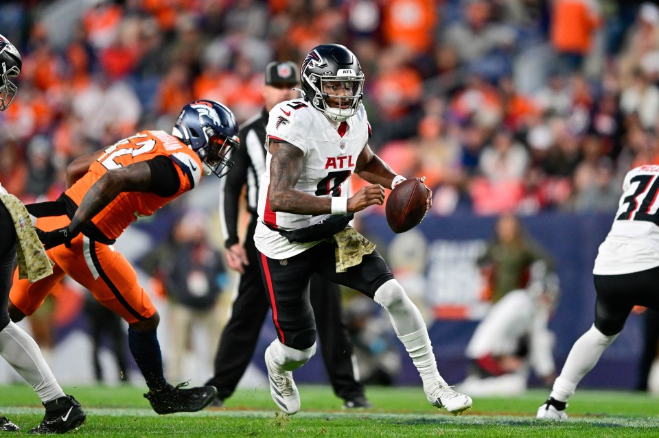 You are currently viewing ‘Doesn’t feel like you’re going up against a rookie’ – Atlanta Falcons star heaps praise on Michael Penix Jr., amidst Kirk Cousin’s struggles