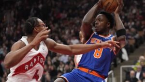 Read more about the article OG Anunoby’s clutch block helps push Knicks to 113-108 win over Raptors