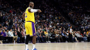 Read more about the article LeBron breaks Kareem’s all-time minutes mark in Sac, where he debuted