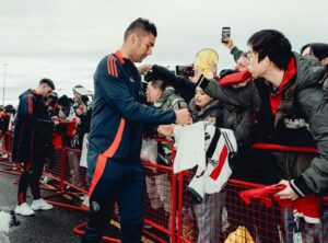 Read more about the article Casemiro signs Garnacho shirt outside Old Trafford and his reaction was perfect