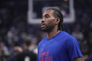 Read more about the article Clippers star Kawhi Leonard returns to practice in limited role