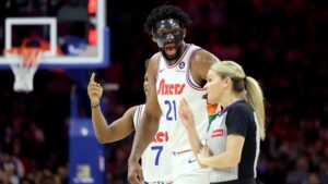 Read more about the article Watch Joel Embiid get ejected after losing it at referee following a charging call on him