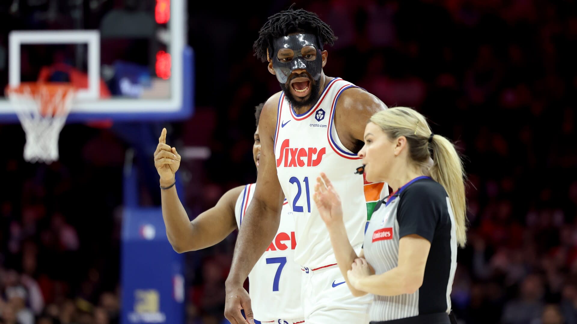 You are currently viewing Watch Joel Embiid get ejected after losing it at referee following a charging call on him