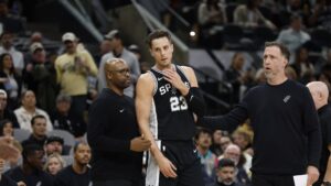 Read more about the article Spurs’ Zach Collins flips off referee after getting ejected