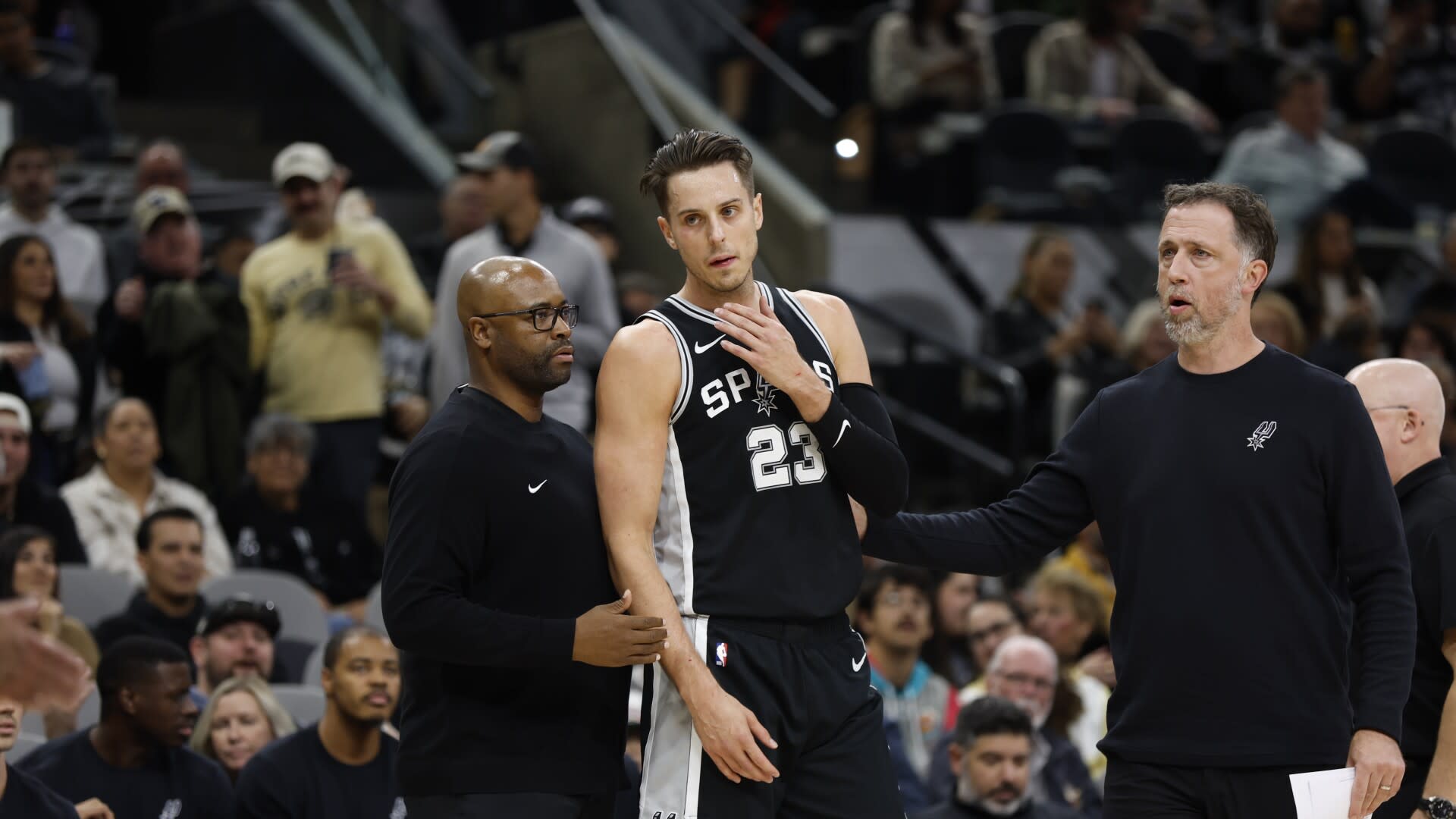 You are currently viewing Spurs’ Zach Collins flips off referee after getting ejected