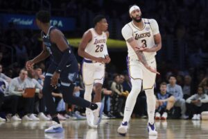 Read more about the article LeBron James returns and Lakers overcome Anthony Davis injury scare in win