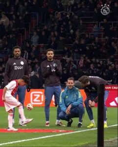 Read more about the article Ajax squad gobsmacked as kid nearly delays kick-off with 2424 consecutive kick-ups