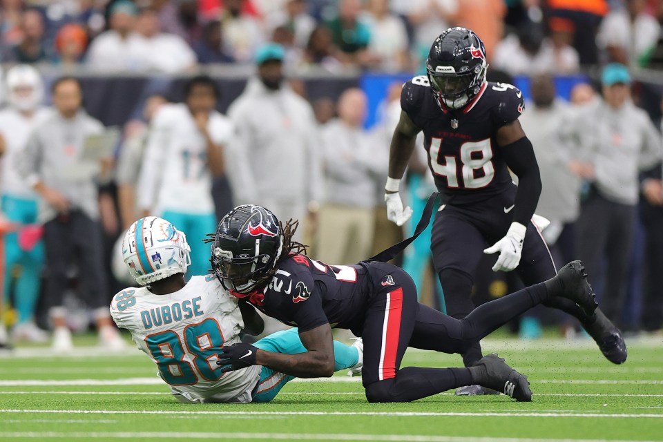 You are currently viewing NFL stars pray on field as Miami Dolphins wide receiver taken to hospital after scary hit