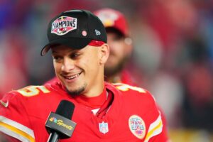 Read more about the article Patrick Mahomes splashes over $100k on Christmas gifts for Chiefs teammates including luxury items