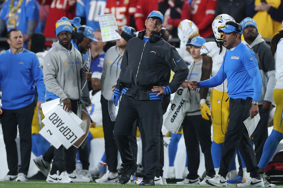 You are currently viewing Eagle-eyed NFL fans express concern after noticing Jim Harbaugh walk with limp on Chargers sideline