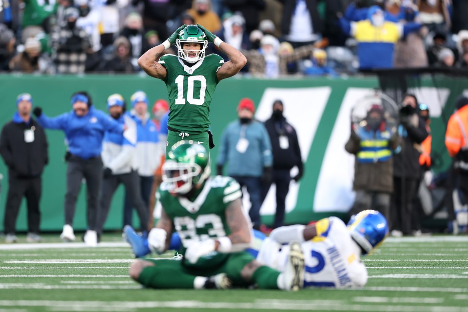 Read more about the article Aaron Rodgers sends warning to Jets teammates after New York make unwanted history against LA Rams