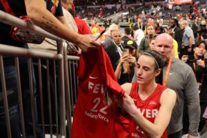 Read more about the article Caitlin Clark reveals strangest fan request as WNBA legend takes swipe at Indiana Fever star