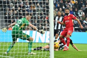 Read more about the article Jamie Carragher does hilarious Mohamed Salah U-turn as he wildly celebrates goals wearing Man United shirt