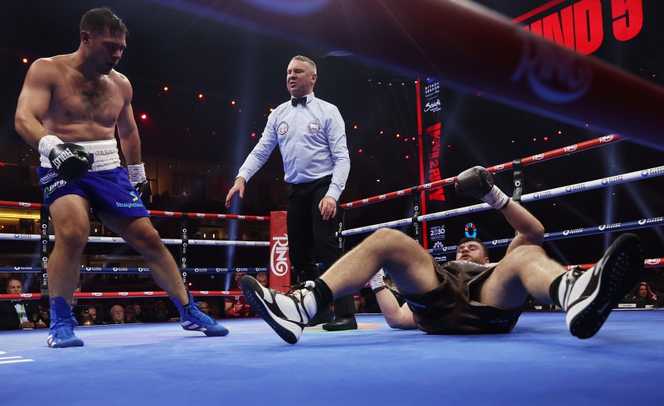 Read more about the article ‘Disgraceful decision’ – Johnny Fisher beats Dave Allen but boxing world is in uproar after stunning knockdown