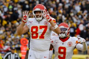 Read more about the article Travis Kelce pays homage to NFL great, as he breaks franchise record and celebrates accordingly