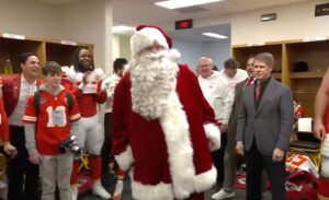 Read more about the article Andy Reid shocks the locker room with Christmas-inspired Santa outfit, matching Mahomes and Kelce