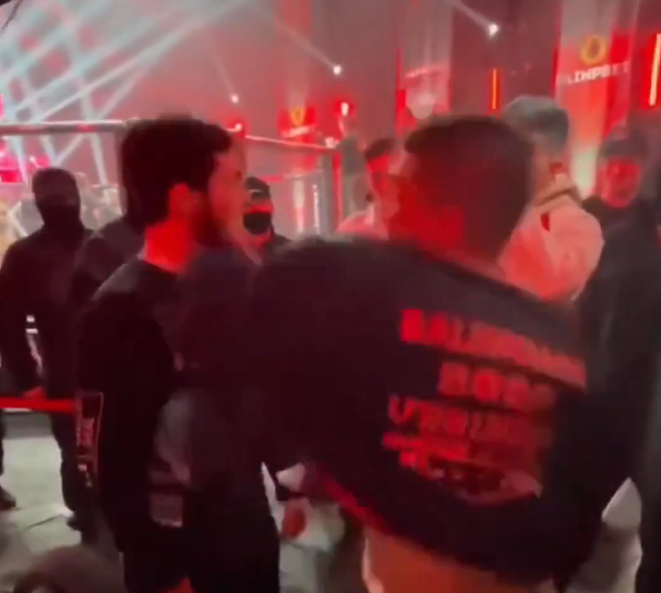 You are currently viewing ‘Got what he ordered’ – Fighter gets brutal karma as he’s carried out on stretcher after sucker-punching opponent