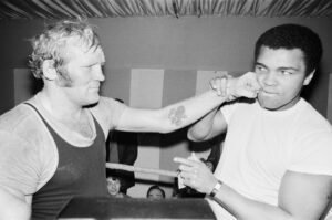 Read more about the article Muhammad Ali’s final KO win saw him use special punch learned from Bruce Lee to take down British scaffolder Richard Dunn