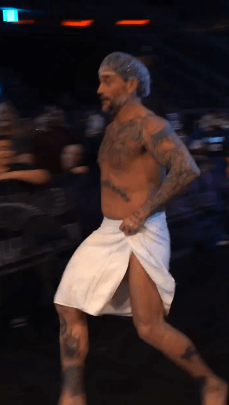 You are currently viewing ‘Funniest guy in WWE’ – CM Punk goes viral for bizarre run-in at Madison Square Garden as he avoids wardrobe malfunction