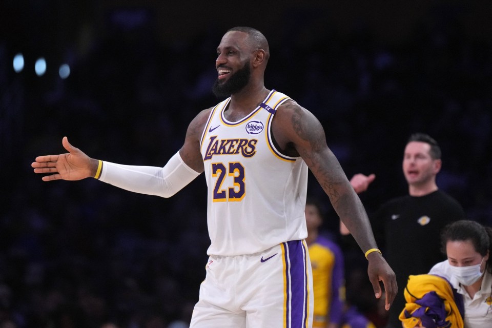 You are currently viewing ‘Hard to comprehend’ – JJ Redick turns to Tom Brady and Roger Federer for help explaining LeBron James’ LA Lakers reset