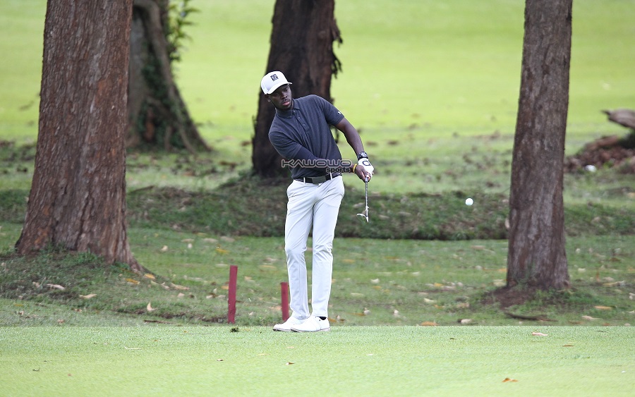 You are currently viewing Otile shoots 5-under to command a shot lead at 2024 Seniors open in Kampala | Round 1