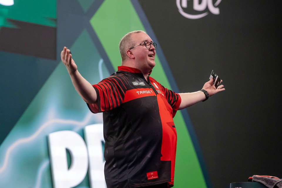 You are currently viewing Ally Pally favourite Stephen Bunting pokes fun at drunk Ed Sheeran after avoiding shock early defeat