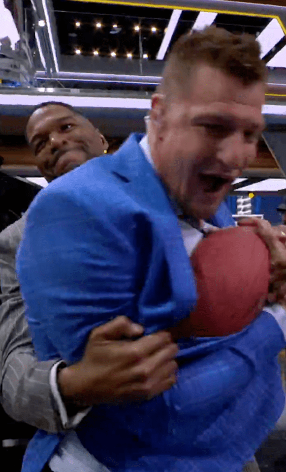 You are currently viewing ‘Got real there’ – Michael Strahan accuses Rob Gronkowski of dirty move as Tom Brady rolls back the years on Fox Sports