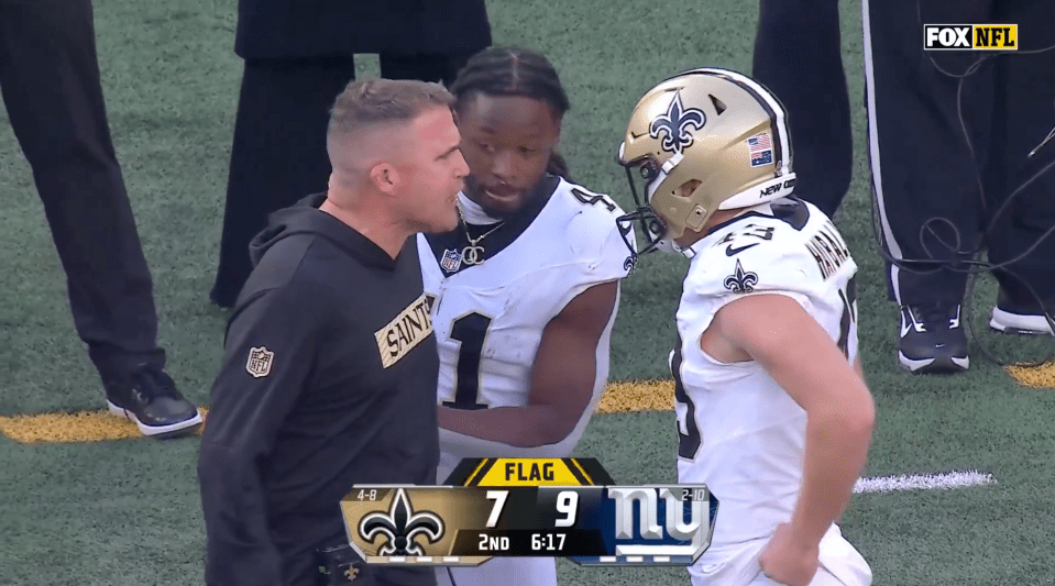 You are currently viewing ‘Embarrassing’ – Alvin Kamara holds back furious interim head coach to protect rookie in sideline clash