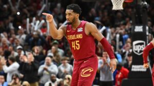 Read more about the article Watch Donovan Mitchell score 20 in fourth quarter, spark Cavaliers comeback to beat Celtics