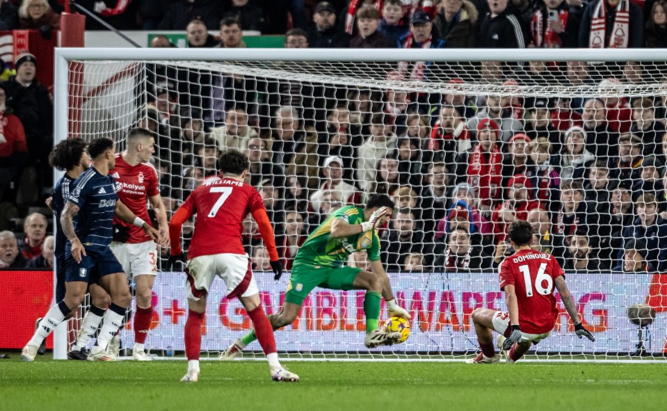 You are currently viewing Emiliano Martinez goes from hero to zero as last-gasp goal sees Nottingham Forest leapfrog Man City