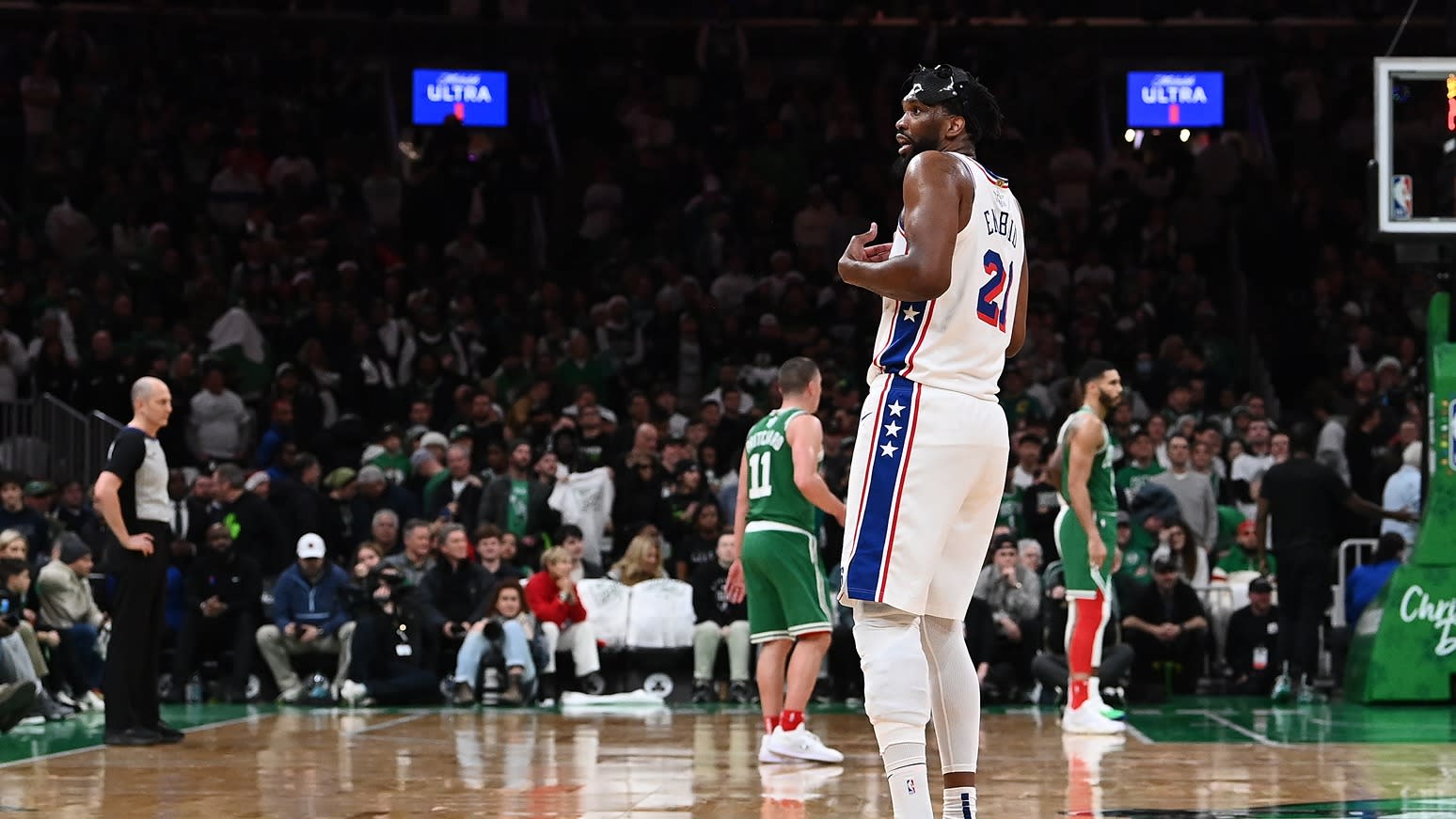 Read more about the article Embiid fined by NBA for ‘obscene gestures’ during Christmas win