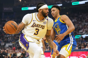 Read more about the article Lakers star Anthony Davis leaves Christmas game vs. Warriors early after rolling ankle