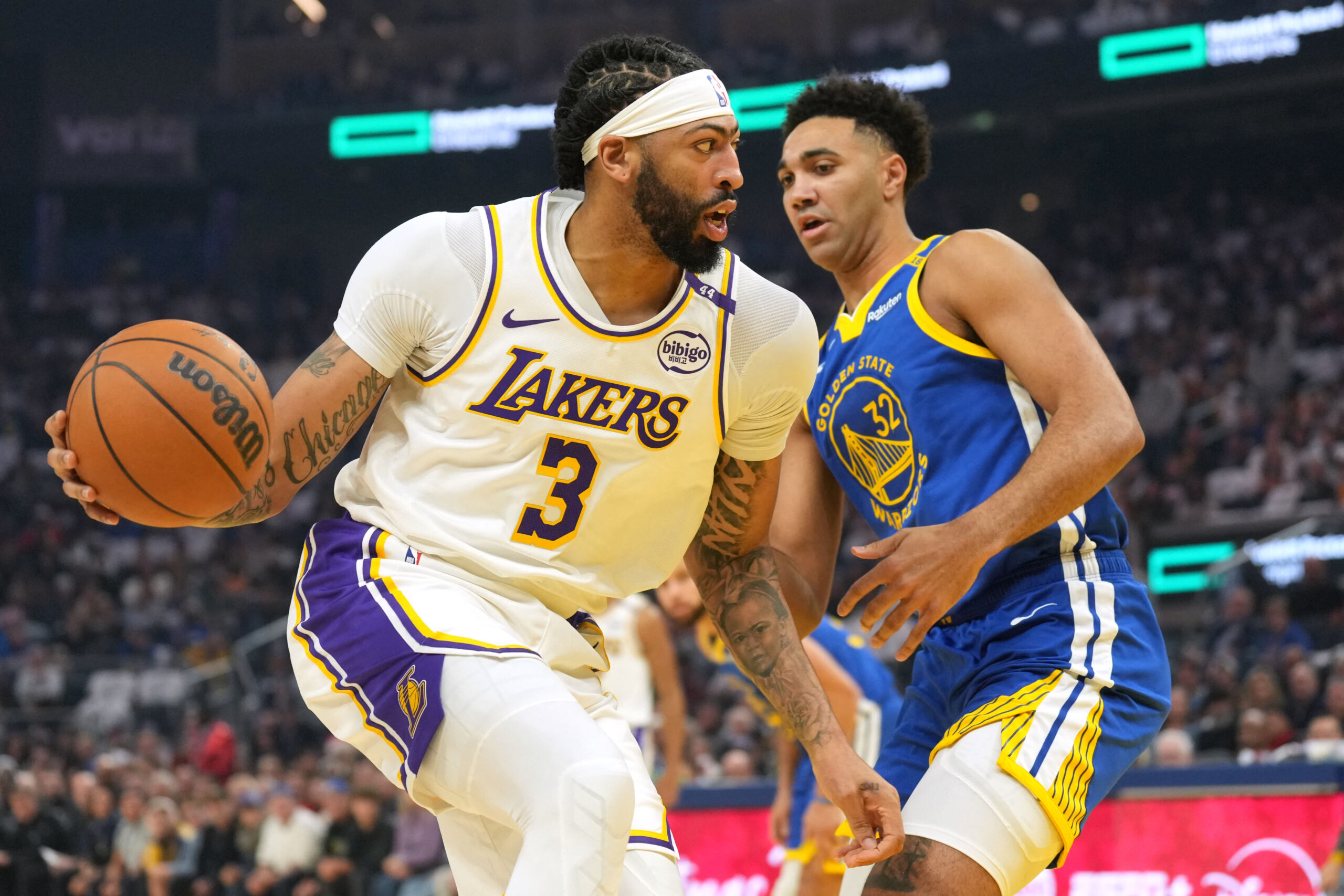 You are currently viewing Lakers star Anthony Davis leaves Christmas game vs. Warriors early after rolling ankle