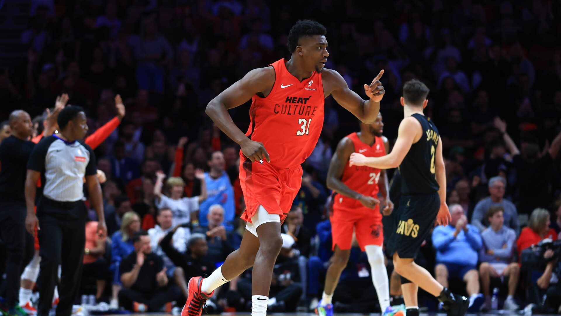 You are currently viewing Heat reportedly trade reserve big man Thomas Bryant to Pacers for second-round pick