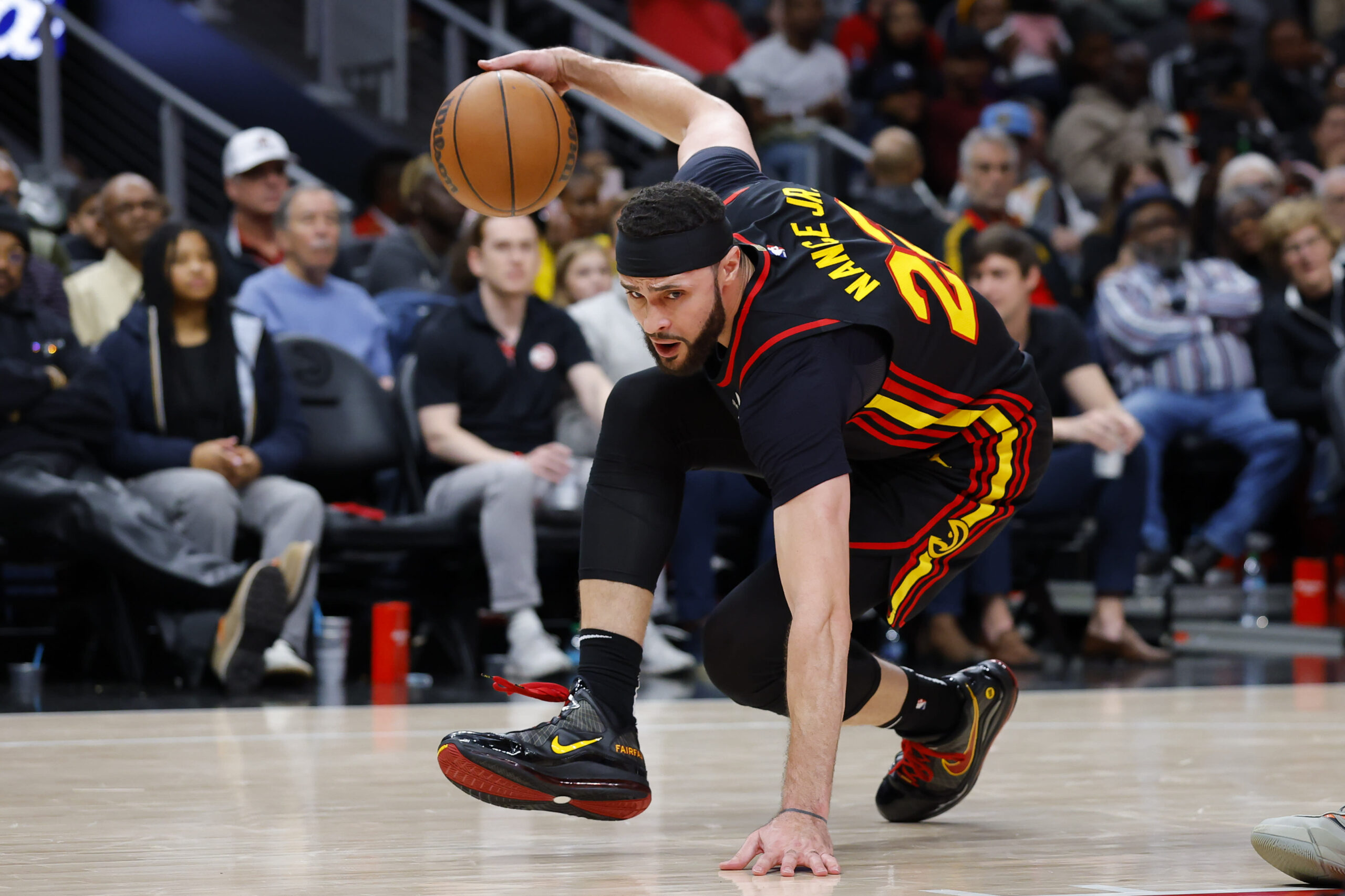 Read more about the article Hawks’ Larry Nance Jr. out indefinitely, set to undergo hand surgery