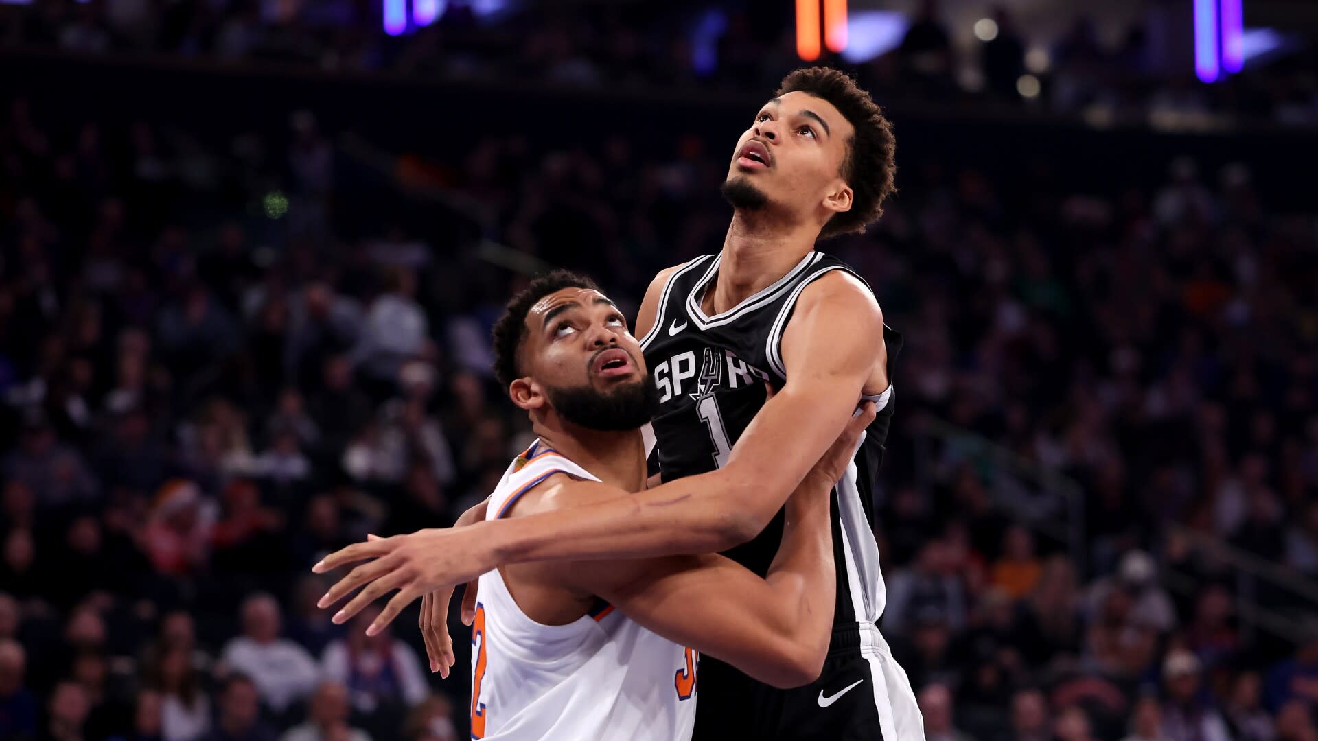 You are currently viewing Watch Victor Wembanyama put up historic 42 points, 18 rebounds, but Mikal Bridges’ 41 leads Knicks to win